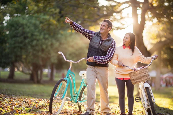 Coppia sorridente con biciclette — Foto Stock