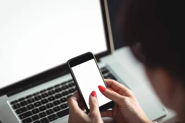 Mogen student med mobiltelefon — Stockfoto