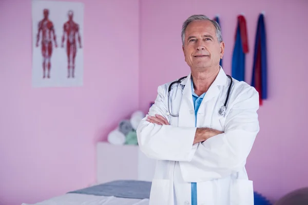 Портрет физиотерапевта, стоящего со скрещенными руками — стоковое фото