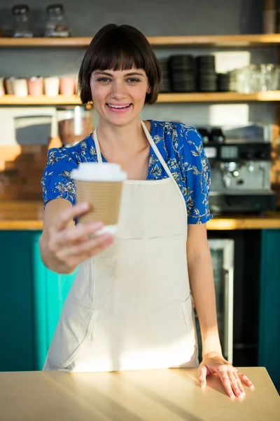 Portret van de serveerster die het aanbieden van een kopje koffie — Stockfoto