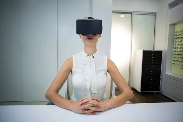 Woman using virtual reality headset — Stock Photo, Image