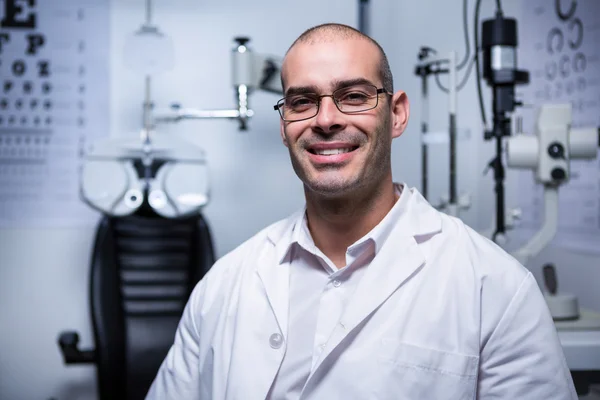 Portret van mannelijke optometrist glimlachen — Stockfoto