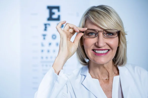 Sorridente optometrista femminile che indossa occhiali — Foto Stock