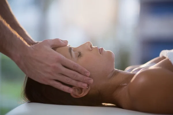 Fisioterapeuta masculino dando masaje en la cabeza al paciente — Foto de Stock