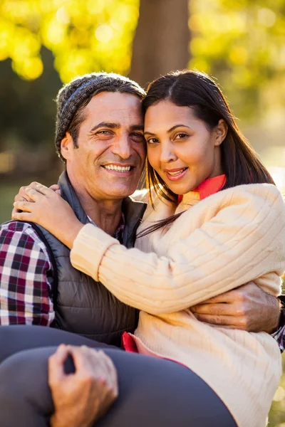 Pareja romántica en el parque —  Fotos de Stock