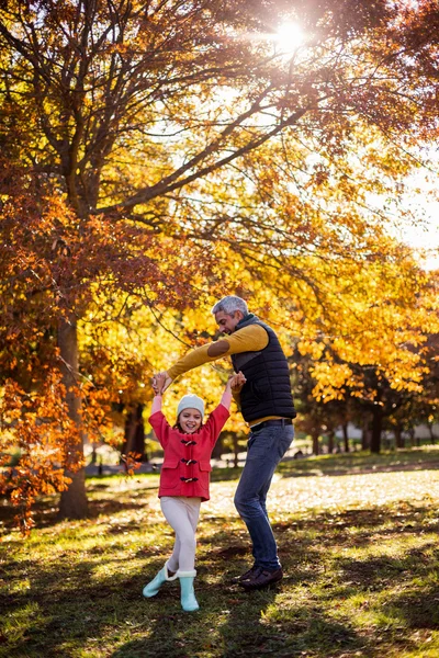Игривый отец с дочерью в парке — стоковое фото