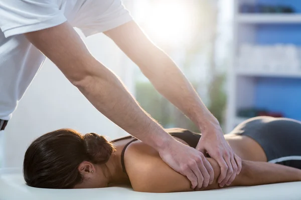 Mulher recebendo massagem no braço do fisioterapeuta — Fotografia de Stock