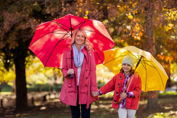 Felice madre e figlia al parco — Foto Stock