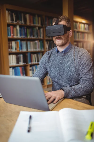 Зрілий студент у гарнітурі віртуальної реальності — стокове фото