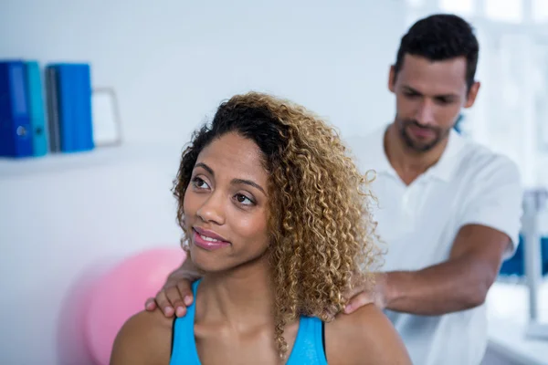 Fysiotherapeut massage teruggeven aan vrouwelijke patiënt — Stockfoto