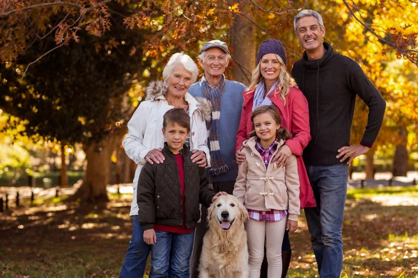 Família de várias gerações de pé com cão — Fotografia de Stock