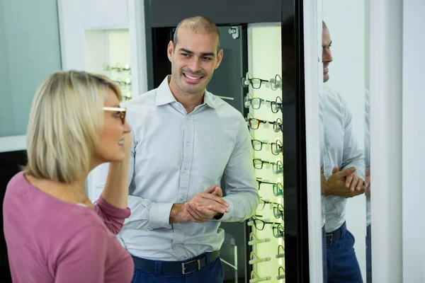 Optiker hilft dem Kunden — Stockfoto