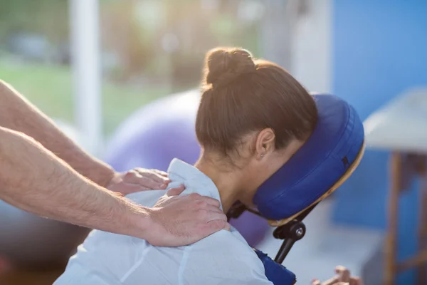 Fysiotherapeut schouder massage geven patiënt — Stockfoto