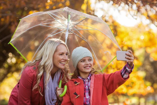 Tjej tar selfie med mamma på park — Stockfoto