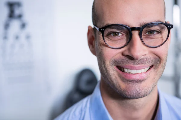 Optometrist wearing spectacles in ophthalmology clinic — Stock Photo, Image