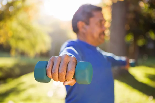 Hombre haciendo ejercicio con mancuerna —  Fotos de Stock