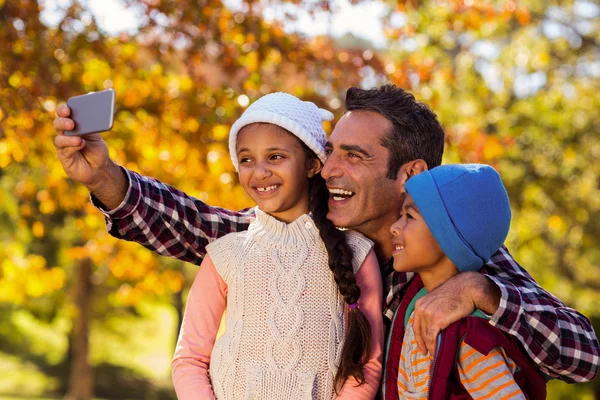 Ojciec biorąc selfie z dziećmi w parku — Zdjęcie stockowe