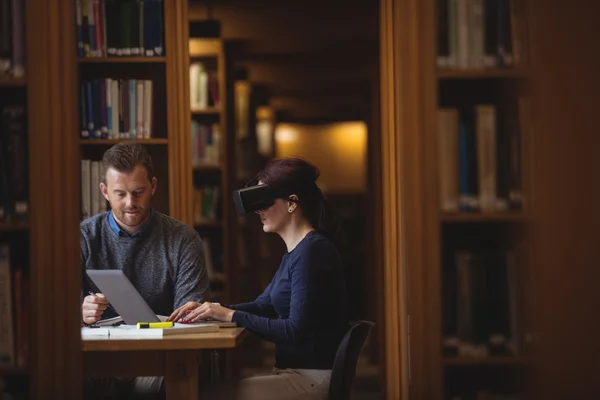 Mogna studenter arbetar i college library — Stockfoto