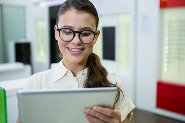 Cliente femenino usando tableta digital —  Fotos de Stock