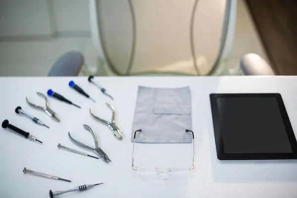 Strumenti di lavoro con occhiali e tablet digitale sul tavolo — Foto Stock