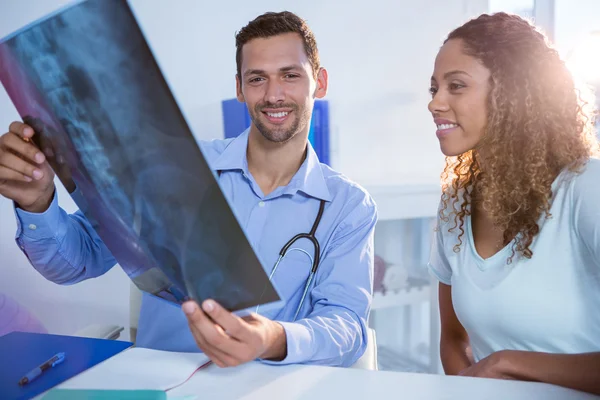 Sjukgymnast förklara röntgen för patienten — Stockfoto