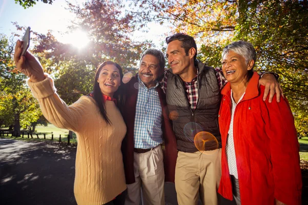 Glad familj med Selfie — Stockfoto