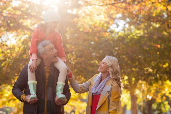 Padre llevando a la hija en el hombro en el parque — Foto de Stock