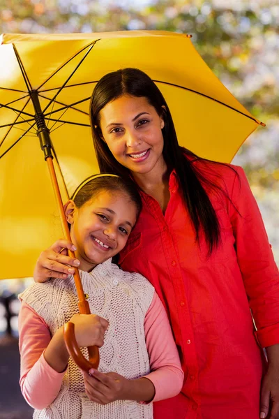 Matka i córka z parasolem w parku — Zdjęcie stockowe