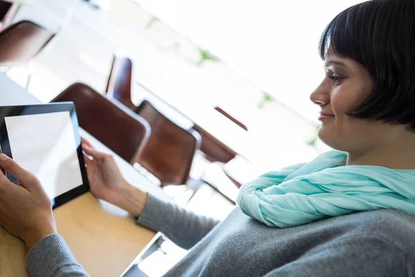 Leende kvinna med digital tablet — Stockfoto