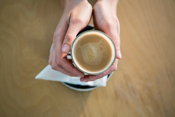 Mãos segurando uma xícara de café — Fotografia de Stock