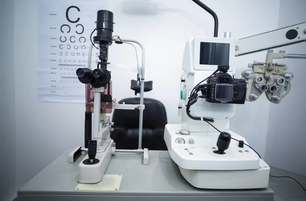 Attrezzature mediche in clinica oftalmologica — Foto Stock