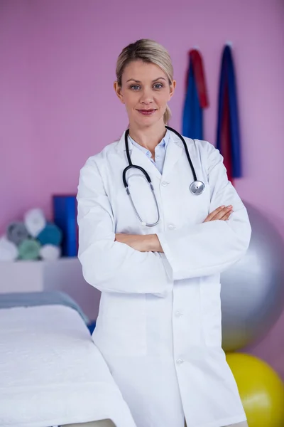 Портрет физиотерапевта, стоящего со скрещенными руками — стоковое фото