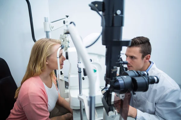 Optometrista examinando paciente feminina em coreometria — Fotografia de Stock