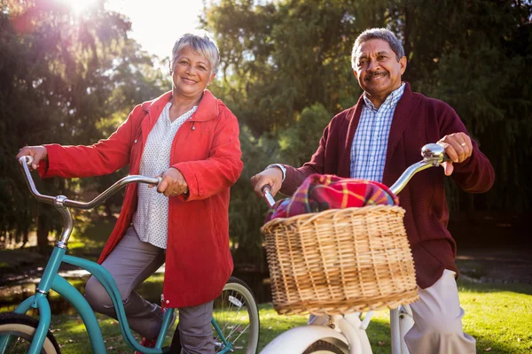 Usměvavá starší pár s kole — Stock fotografie