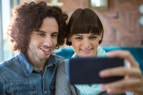 Cuplu care face selfie pe telefonul mobil — Fotografie, imagine de stoc