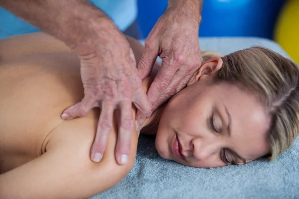 Woman receiving shoulder massage from physiotherapist — Stock Photo, Image
