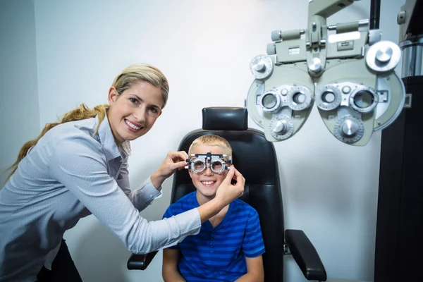 Női optometrista vizsgálata fiatal beteg — Stock Fotó