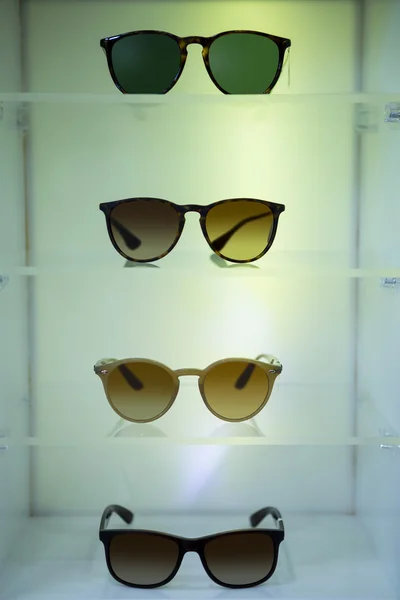 Close-up de vários óculos de sol em exposição — Fotografia de Stock