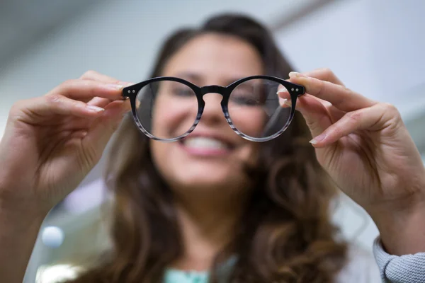 Cliente feminino segurando óculos — Fotografia de Stock
