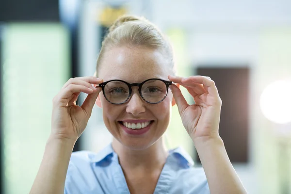 Primer plano del cliente femenino probando gafas — Foto de Stock