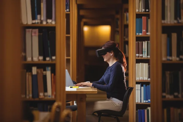 Studente maturo in cuffia realtà virtuale — Foto Stock