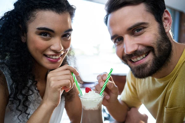 Пара пьет молочный коктейль в кафе — стоковое фото