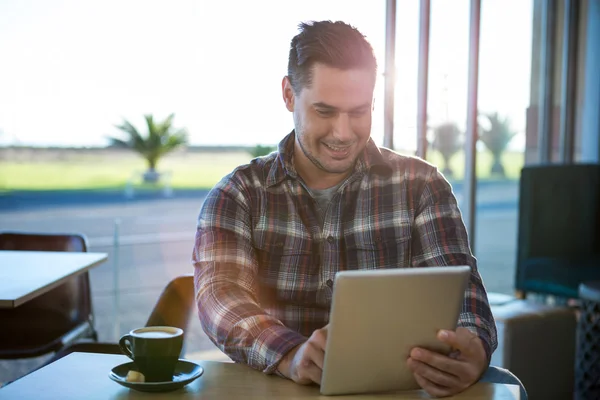 Homem sorridente usando tablet digital — Fotografia de Stock