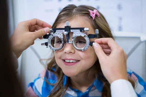 Optometrista femenina examinando paciente joven — Foto de Stock