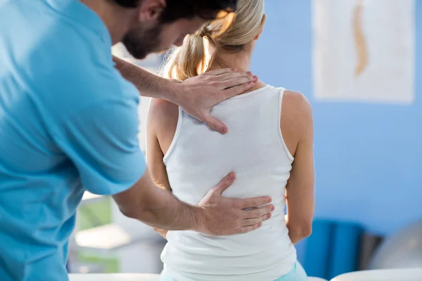 Physiotherapeut gibt Patientin Rückenmassage — Stockfoto