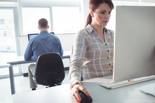 Mündige Schüler am Computer — Stockfoto