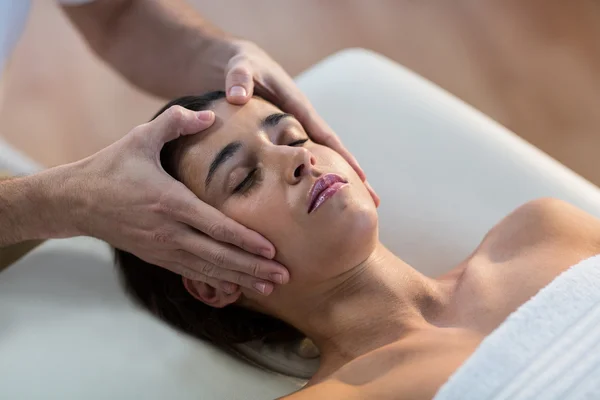 Fisioterapeuta dando massagem na cabeça ao paciente — Fotografia de Stock