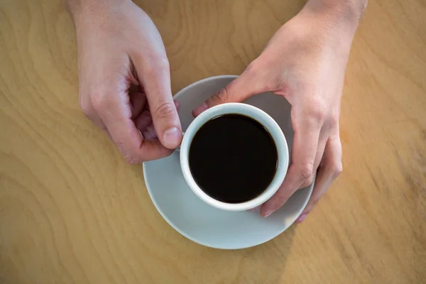 Τα χέρια, κρατώντας ένα φλιτζάνι καφέ — Φωτογραφία Αρχείου