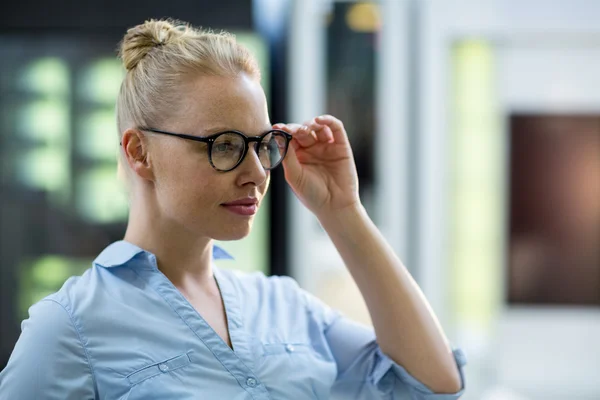 Vrouwelijke klant proberen spektakel — Stockfoto