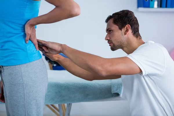 Fisioterapeuta examinando mujeres espalda — Foto de Stock
